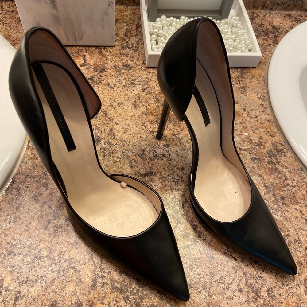 Zara Basics classic black leather pump